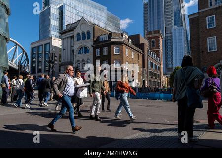 Fußgänger überqueren die Bedale Street am Borough Market. Als Teil von The Shard kann man Wolkenkratzer im Hintergrund sehen. Bedale Street, London, Großbritannien. 17. Sep Stockfoto