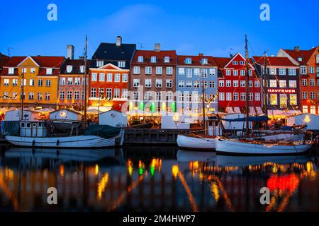 Nyhavn Canal bei Sonnenuntergang, Weihnachtszeit, Nyhavn Kopenhagen, Dänemark Stockfoto