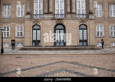 Wache im Schloss Amalienborg, Regierungssitz der dänischen Königsfamilie, Kopenhagen, Dänemark Stockfoto