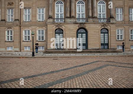 Wache im Schloss Amalienborg, Regierungssitz der dänischen Königsfamilie, Kopenhagen, Dänemark Stockfoto