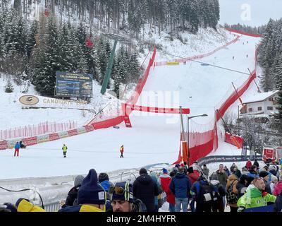 Saslong Slope, Santa Cristina - Val Gardena, Italien, 16. Dezember 2022, Rennen abgesagt wegen schlechten Schnee- und Wetterzustands während der FIS Alpine Ski World Cup - Super Giant Slalom für Männer - Alpensski-Rennen Stockfoto