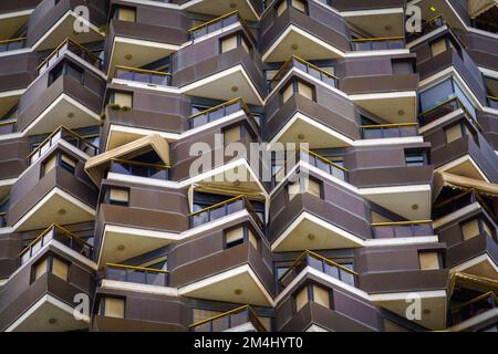 Modernes Hochhaus mit geometrischen Balkonen Stockfoto