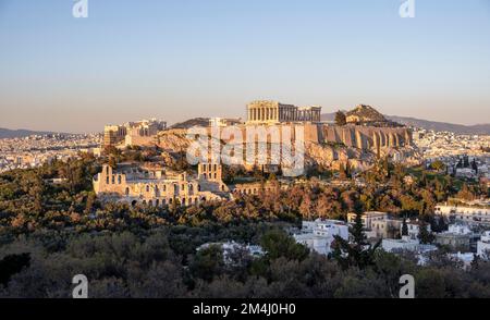 Blick vom Philopappos-Hügel über die Stadt bei Sonnenuntergang, Panorama des Parthenon-Tempels und des Herodes-Amphitheaters, Akropolis, Athen, Griechenland Stockfoto