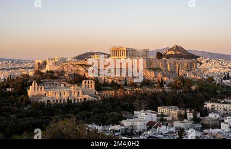 Blick vom Philopappos-Hügel über die Stadt bei Sonnenuntergang, Panorama des Parthenon-Tempels und des Herodes-Amphitheaters, Akropolis, Athen, Griechenland Stockfoto