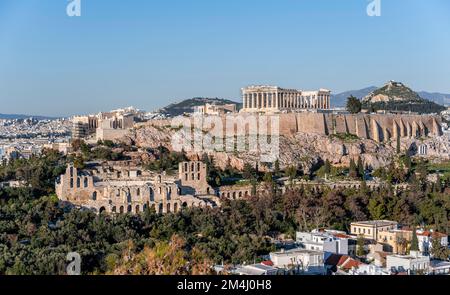 Blick vom Philopappos-Hügel auf die Akropolis, den Parthenon-Tempel und das Herodes-Amphitheater, die Akropolis, Athen, Griechenland Stockfoto