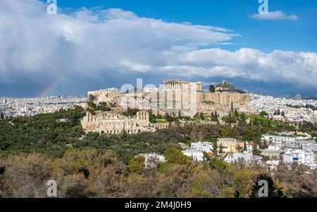 Blick vom Philopappos-Hügel über die Stadt mit Regenbogen, Panoramablick auf den Parthenon-Tempel und das Herodes-Amphitheater, die Akropolis, Athen, Griechenland Stockfoto