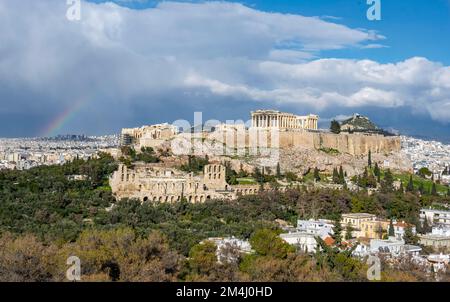 Blick vom Philopappos-Hügel über die Stadt mit Regenbogen, Panoramablick auf den Parthenon-Tempel und das Herodes-Amphitheater, die Akropolis, Athen, Griechenland Stockfoto