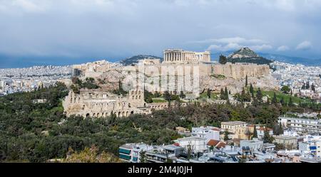 Blick vom Philopappos-Hügel über die Stadt, Panorama des Parthenon-Tempels und des Herodes Amphitheaters, Akropolis, Athen, Griechenland Stockfoto