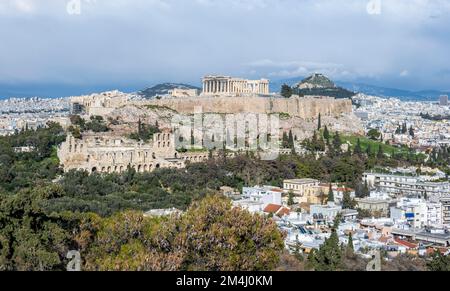 Blick vom Philopappos-Hügel über die Stadt, Panorama des Parthenon-Tempels und des Herodes Amphitheaters, Akropolis, Athen, Griechenland Stockfoto