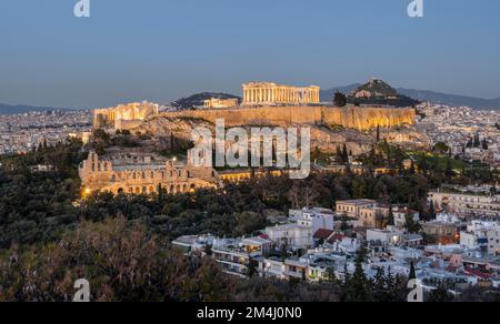 Blick vom Philopappos-Hügel über die Stadt, Blue Hour, Panorama des beleuchteten Parthenon-Tempels und Herodes-Amphitheater, Akropolis, Athen, Griechenland Stockfoto