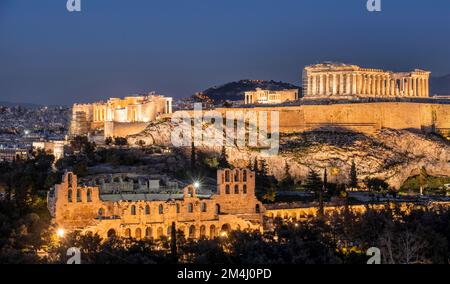 Blick auf die Akropolis vom Philopappos-Hügel, Blue Hour, beleuchteter Parthenon-Tempel und Herodes-Amphitheater, Akropolis, Athen, Griechenland Stockfoto