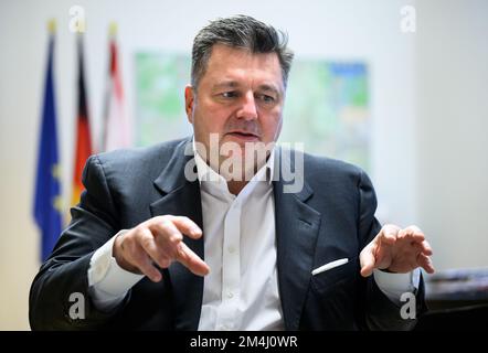 Berlin, Deutschland. 21.. Dezember 2022. Andreas Geisel (SPD), Berliner Senator für Stadtentwicklung, Gebäude und Wohnungsbau, sitzt in seinem Büro in der Senatsabteilung für Stadtentwicklung, Gebäude und Wohnungsbau während eines Interviews mit der Deutschen Presse-Agentur dpa. Kredit: Bernd von Jutrczenka/dpa/Alamy Live News Stockfoto