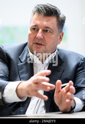 Berlin, Deutschland. 21.. Dezember 2022. Andreas Geisel (SPD), Berliner Senator für Stadtentwicklung, Gebäude und Wohnungsbau, sitzt in seinem Büro in der Senatsabteilung für Stadtentwicklung, Gebäude und Wohnungsbau während eines Interviews mit der Deutschen Presse-Agentur dpa. Kredit: Bernd von Jutrczenka/dpa/Alamy Live News Stockfoto