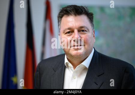 Berlin, Deutschland. 21.. Dezember 2022. Andreas Geisel (SPD), Berliner Senator für Stadtentwicklung, Bauwesen und Wohnungsbau, steht in seinem Büro in der Senatsabteilung für Stadtentwicklung, Bauwesen und Wohnungsbau, nach einem Interview mit der Deutschen Presse-Agentur dpa. Kredit: Bernd von Jutrczenka/dpa/Alamy Live News Stockfoto