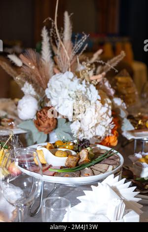 Fleischstücke von Pferdefleisch, Rindfleisch und Huhn auf dem Tisch im Restaurant. Stockfoto