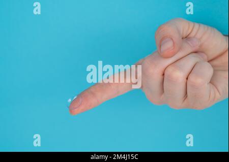 Frau mit Kontaktlinse auf blauem Hintergrund. Stockfoto