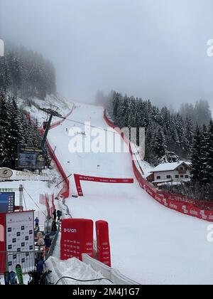 Saslong Slope, Santa Cristina - Val Gardena, Italien, 16. Dezember 2022, Rennen abgesagt wegen schlechten Schnee- und Wetterzustands während der FIS Alpine Ski World Cup - Super Giant Slalom für Männer - Alpensski-Rennen Stockfoto