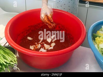 Die Frau macht Kimchi in Südkorea Stockfoto