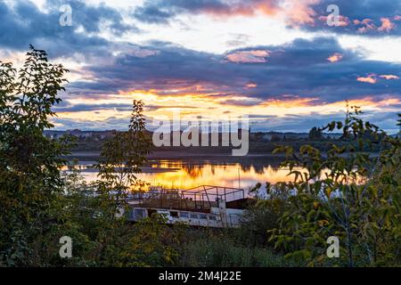 Wolkenreflexionen auf dem Tom River, Tomsk, Tomsk Oblast, Russland Stockfoto