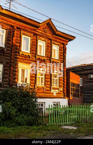 Altes Holzhaus, Tomsk, Oblast Tomsk, Russland Stockfoto