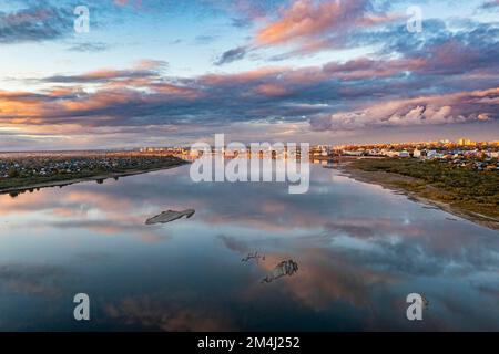 Wolkenreflexionen auf dem Tom River, Tomsk, Tomsk Oblast, Russland Stockfoto