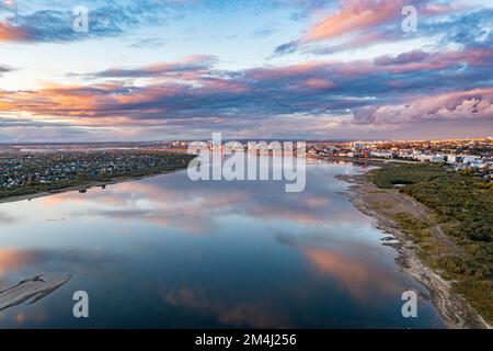 Wolkenreflexionen auf dem Tom River, Tomsk, Tomsk Oblast, Russland Stockfoto