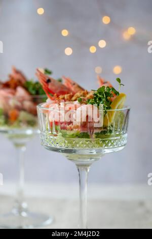 Klassischer Krabbencocktail im Glas Stockfoto