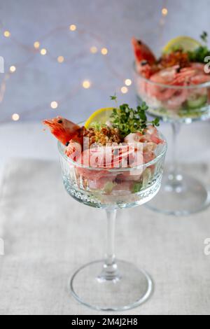 Klassischer Krabbencocktail im Glas Stockfoto