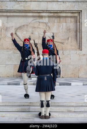 Ablösung der Präsidentengarde Evzone vor dem Denkmal für den unbekannten Soldaten in der Nähe des griechischen Parlaments, Syntagma-Platz, Athen Stockfoto