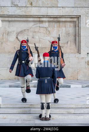 Ablösung der Präsidentengarde Evzone vor dem Denkmal für den unbekannten Soldaten in der Nähe des griechischen Parlaments, Syntagma-Platz, Athen Stockfoto