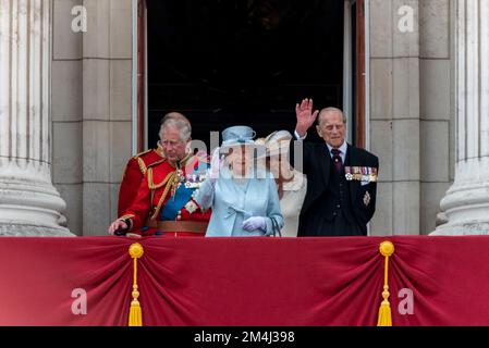 Die Königin und der Herzog von Edinburgh führen die königliche Familie auf den Balkon für den Geburtstagsflypast der Königinnen nach Trooping the Colour 2017, London, Großbritannien Stockfoto