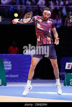 Dubai, VAE, 21.. Dezember 2022. Bulgarischer Tennisspieler Grigor Dimitrov in Aktion auf der Veranstaltung der World Tennis League in Dubai am Mittwoch, den 21. Dezember 2022 © Juergen Hasenkopf / Alamy Live News Stockfoto