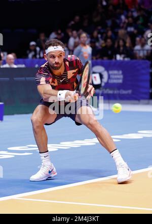 Dubai, VAE, 21.. Dezember 2022. Bulgarischer Tennisspieler Grigor Dimitrov in Aktion auf der Veranstaltung der World Tennis League in Dubai am Mittwoch, den 21. Dezember 2022 © Juergen Hasenkopf / Alamy Live News Stockfoto