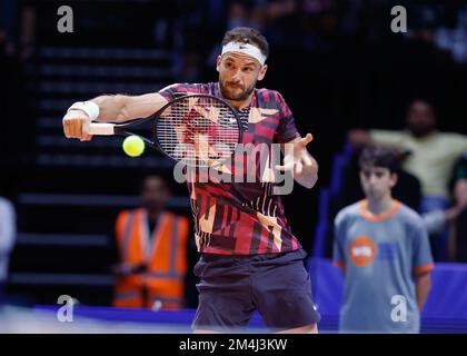 Dubai, VAE, 21.. Dezember 2022. Bulgarischer Tennisspieler Grigor Dimitrov in Aktion auf der Veranstaltung der World Tennis League in Dubai am Mittwoch, den 21. Dezember 2022 © Juergen Hasenkopf / Alamy Live News Stockfoto