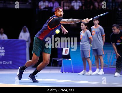 Dubai, VAE, 21.. Dezember 2022. Australischer Tennisspieler Nick Kyrgios in Aktion bei der Veranstaltung der World Tennis League in Dubai am Mittwoch, den 21. Dezember 2022 © Juergen Hasenkopf / Alamy Live News Stockfoto