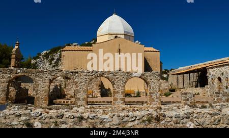 Berg in der Nähe der Stadt Zakynthos, Monte Yves, Kloster auf dem Gipfel, Panagia Skopiotissa, Ruinen aus dem 15. Jahrhundert v. Chr., antiker Artemistempel, blau Stockfoto