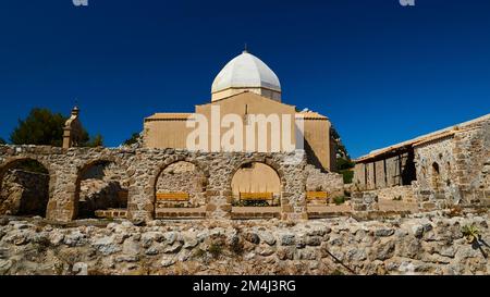 Berg in der Nähe der Stadt Zakynthos, Monte Yves, Kloster auf dem Gipfel, Panagia Skopiotissa, Ruinen aus dem 15. Jahrhundert v. Chr., antiker Artemistempel, blau Stockfoto