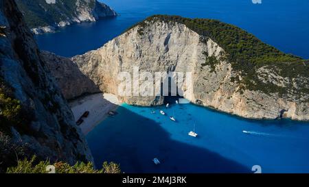 Paralia Navagio, Felsenklippen, Shipwreck Beach, Schiffswrack MV Panagiotis, Ausflugsboote, Blaues und türkisfarbenes kristallklares Meer, Zakynthos, Ionisch Stockfoto