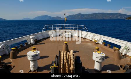 Ankunft mit dem Schiff, Fähre, Bug des Schiffs, Blick auf Ithaka, Kefalonia, Hafen Piso Aetos, blauer, fast wolkenloser Himmel, Insel Ithaka, Ionische Inseln Stockfoto