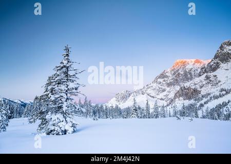Mandlwand und Hochkoenig im Winter, tief verschneite Winterlandschaft, Mühlbach, Pongau, Salzburg, Österreich Stockfoto