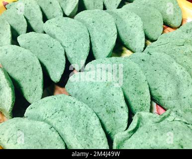 Vor dem Dampfen auf Chuseok-Urlaub in Südkorea gab es einen halbmondförmigen Reiskuchen Stockfoto