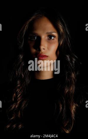 Porträt eine junge Frau mit langen Haaren und roten Lippen Stockfoto