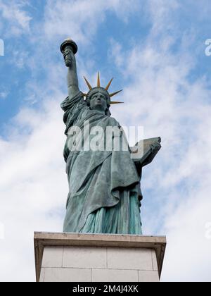 Freiheitsstatue Paris auf der Insel, Park Lile aux Cygnes in der Mitte der seine, Paris, Ile-de-France, Frankreich Stockfoto