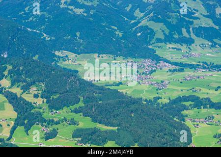 Panoramablick vom Rubihorn, 1957m, ins Illertal, Allgaeu, Bayern, Deutschland Stockfoto