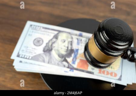 Stapel von 100-Dollar-Scheinen mit Hammer Stockfoto