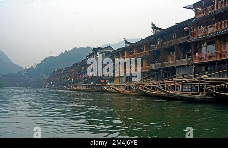 Traditionelles Boot, Fluss Tuo Jiang, Fenghuang, China Stockfoto