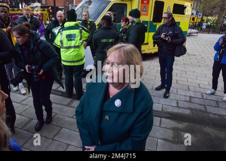 London, Großbritannien. 21.. Dezember 2022 Christina McAnea, Generalsekretärin von Unison, spricht vor den Medien vor dem Hauptquartier des Londoner Ambulanzdienstes, während Tausende von Krankenwagen und Sanitätern ihren Streik in einem Streit über Bezahlung und Bedingungen beginnen. Stockfoto