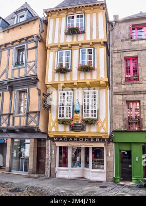 Schmales Fachwerkhaus mit Statue einer Frau in historischem, traditionellem Kostüm in der Rue Kereon, Altstadt von Quimper, Departement Finistere Stockfoto