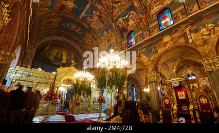 Kirche St. Dionysius, Festmahl von St. Dionysius am 17. Dezember, Innenkirche, Superweitwinkel, Altar, Ikonen, Kronleuchter, Zakynthos Stadt Stockfoto