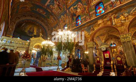 Kirche St. Dionysius, Festmahl von St. Dionysius am 17. Dezember, Innenkirche, Superweitwinkel, Altar, Ikonen, Kronleuchter, Zakynthos Stadt Stockfoto